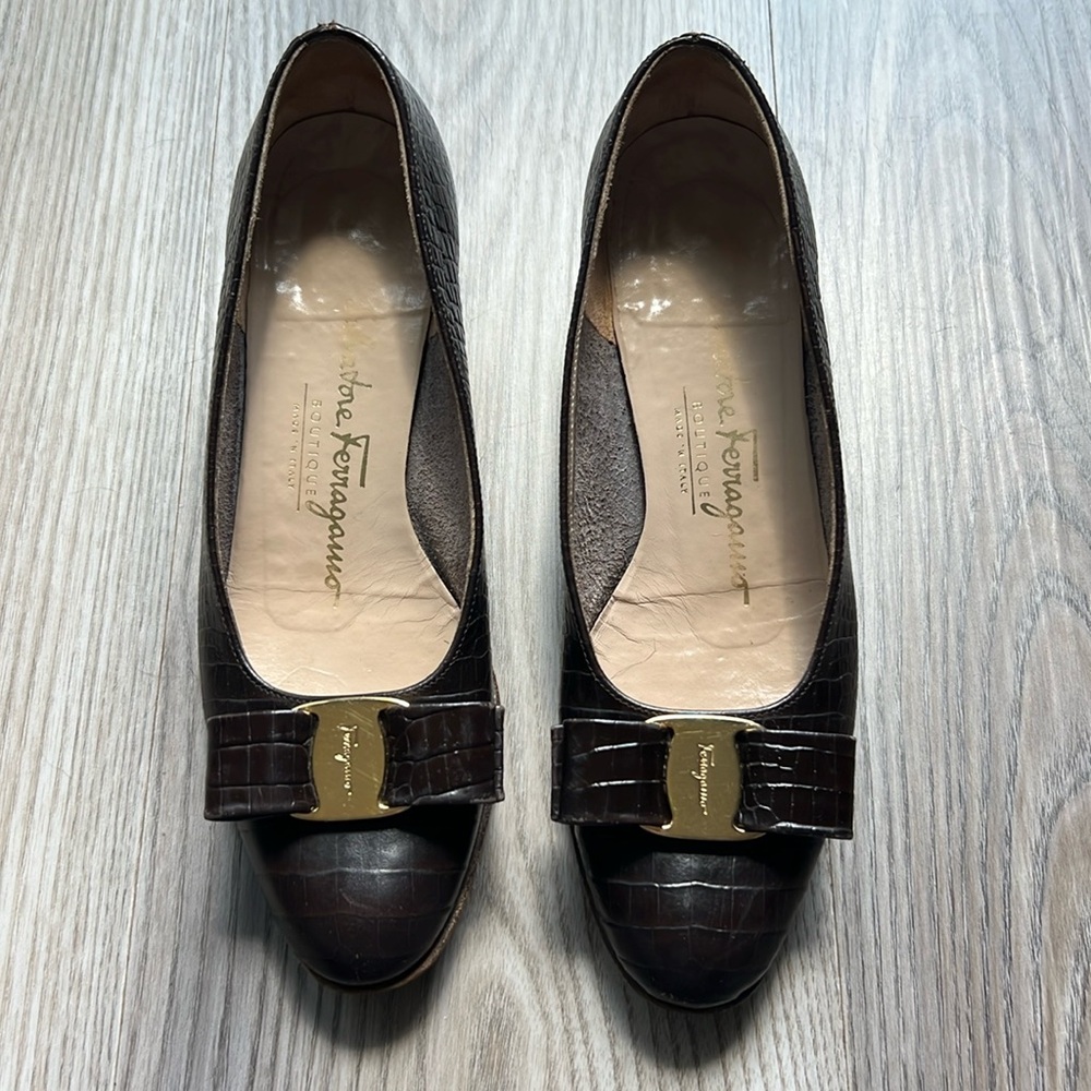 Vintage Salvatore Ferragamo Vara Bow pump, size 5B brown embossed croc leather.